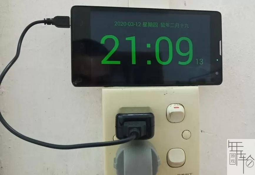 旧手机派上用场 语音报时加桌面时钟